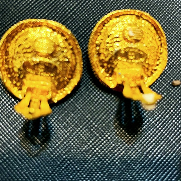Authentic, Iconic and classic vintage 1980s era Chanel Clip on earrings - Picture 5 of 10